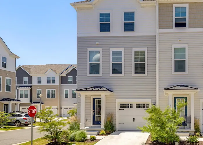 Walk To Cambridge Waterfront: Townhome W/ Deck
