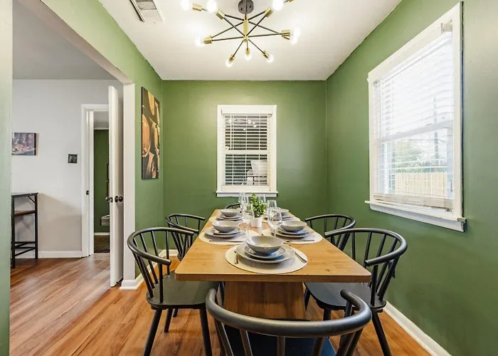 University Stay That Sleeps 10. Game Room, Firepit , And Grill