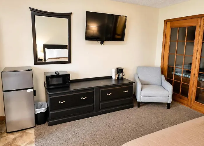 Room 30-1 Queen Jacuzzi Suite-Woodland Motor Lodge