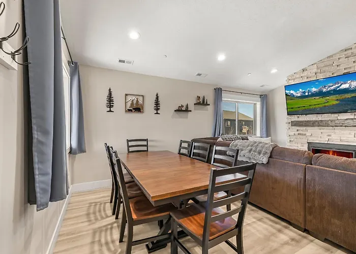 Victor Powwow By Kabino Grand Targhee Teton Mtns Skiing Trails Snowmobiling Condo