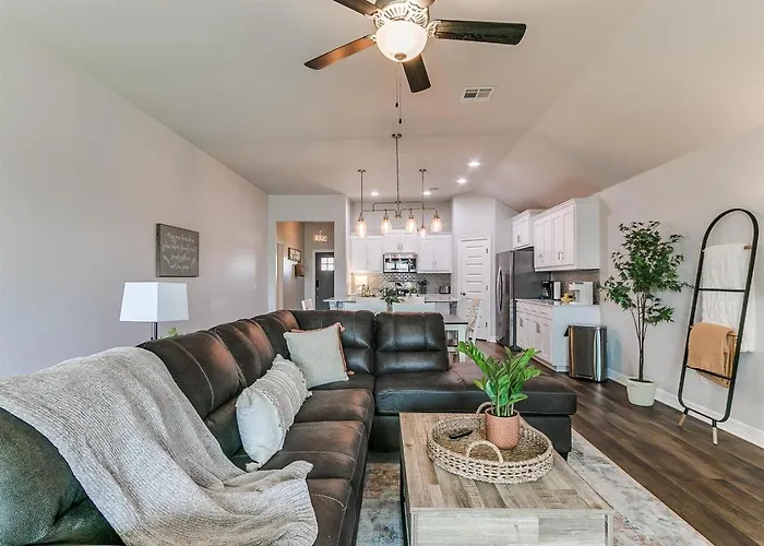 Spacious Furnished 4Br Yukon Home Backyard