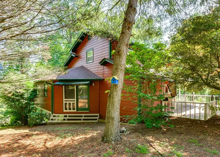 Hiawassee Porch: Getaway Near River, Lake & Trails