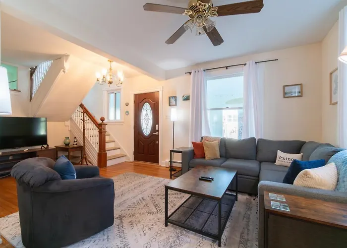 Coastal Escape With Private Deck Near Ventnor Beach And Golf Courses