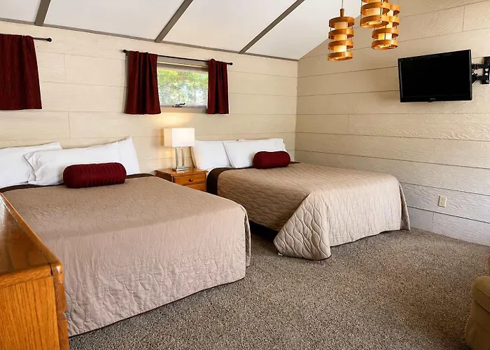 Room 12-2 Queen Suite-Woodland Motor Lodge