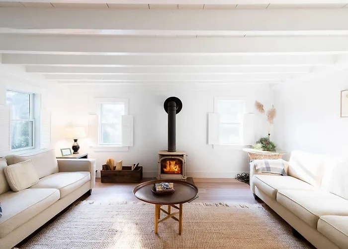 Le Petit Cottage - French Country In Saugerties