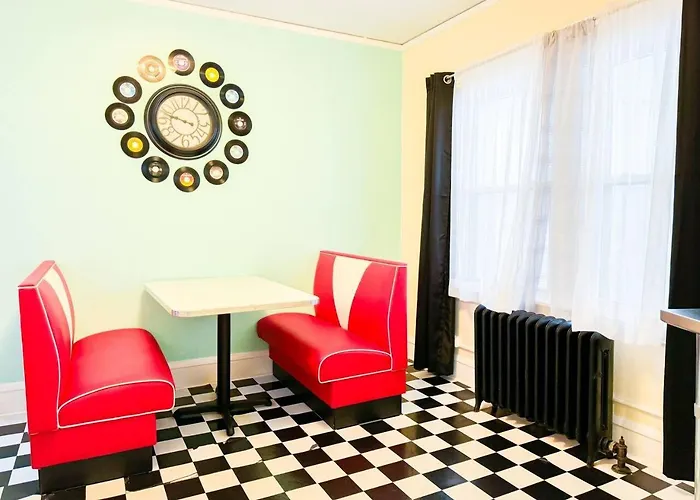 Retro Nostalgic Condo In The Heart Of Lakewood