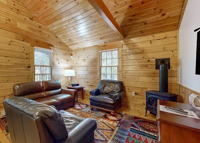 Relaxing Two Bedroom Cabin Escape W/Fireplace, Kitchen & Wooded Views