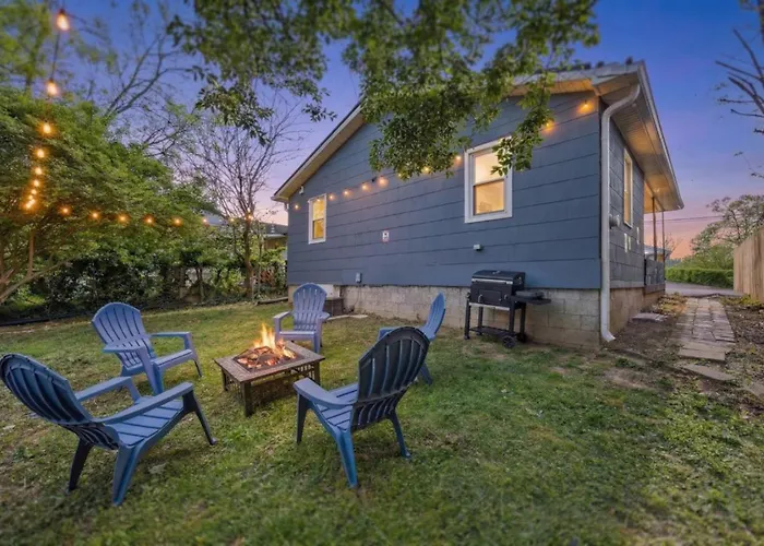 University Stay That Sleeps 10. Game Room, Firepit , And Grill