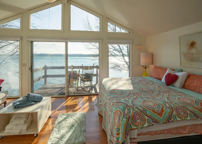 Lovely Lakeside Lodge