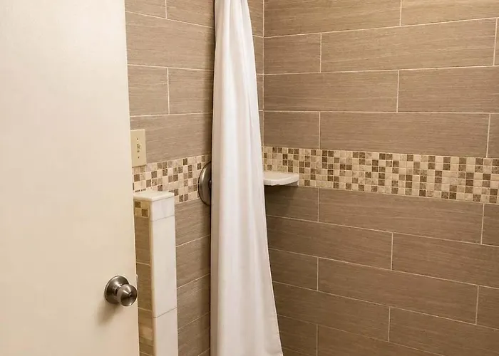 Room 16-2 Queen Suite-Woodland Motor Lodge