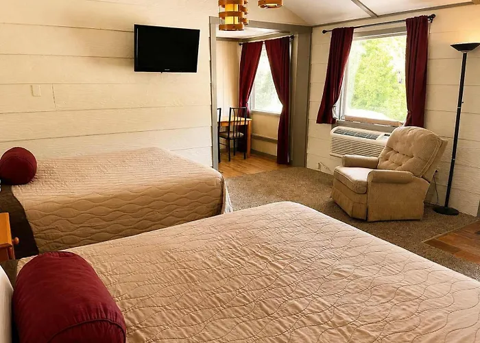 Room 12-2 Queen Suite-Woodland Motor Lodge