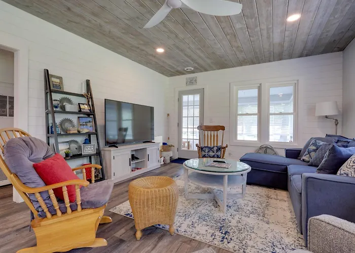 Cute Cottage Getaway; Walk To Lake And Town