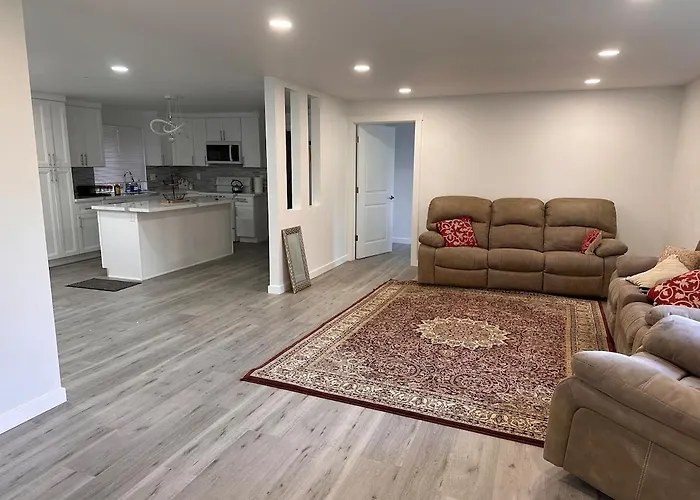 Remodeled 5Br I 5Bed I Marble Baths I Near Seatac Airport