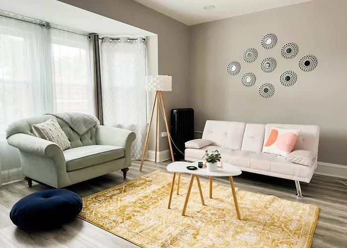 Retro Nostalgic Condo In The Heart Of Lakewood