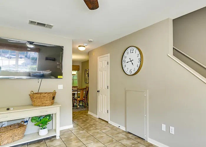 Near Msu & Historic Cotton District! Condo W/ Pool