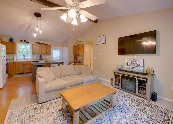 Walk To Lake Sinclair: Home W/ Covered Patio!