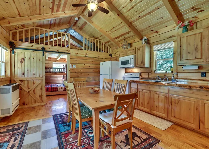 Near Trails, Lakes, Parks! Country Cabin