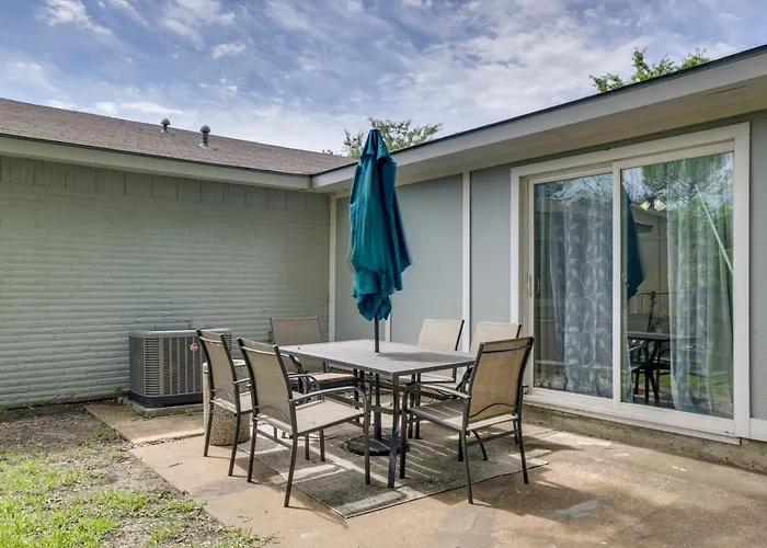 4 Mi To Dtwn: Garland Getaway W/ Fenced-In Yard