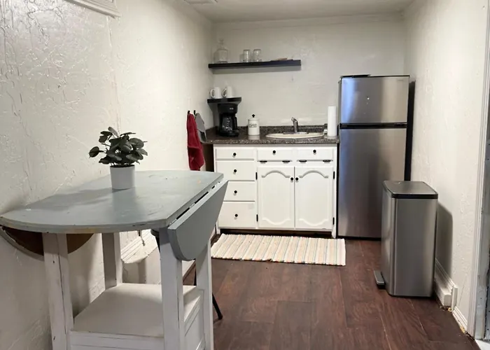 Quirky, Peaceful, Private Studio With Deck, 2 Mins From Downtown