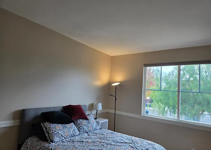 Monthly Stay Furnished Room With Swimming Pool, Easy Parking In Peaceful Temecula Home