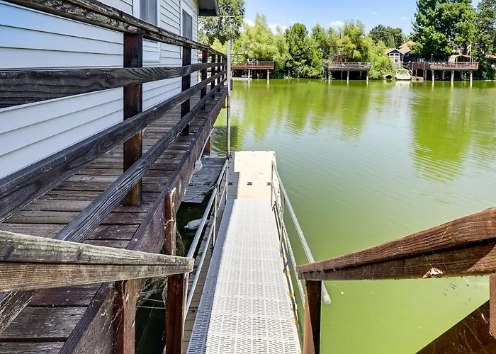 Private Boat-Ready Dock! Clear Lake Fishing Escape