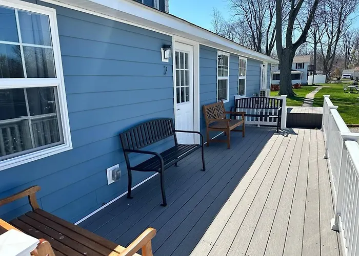 Cottage On Strip With 3 Bds 2 Bas