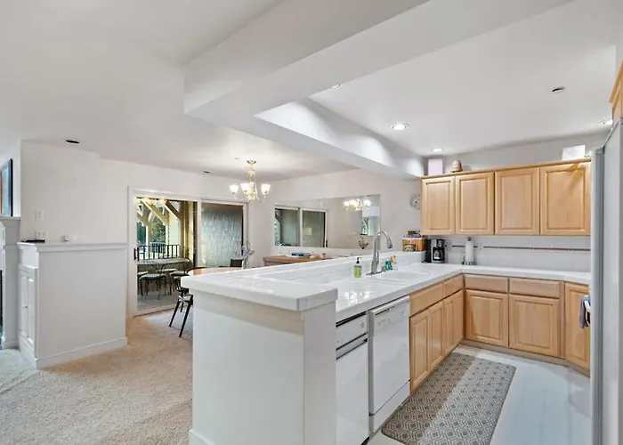 Lake Harrison Condo 2Br Pool & Mountain Views