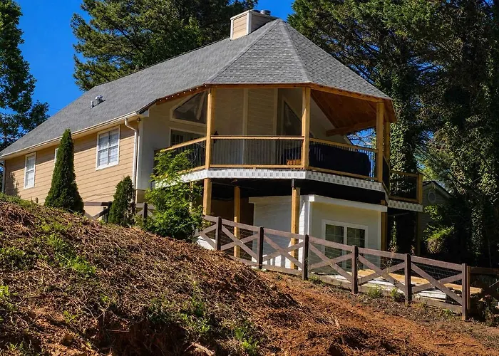 Lake Lanier Escape Near Atlanta Dock & Kayaks 2 Kitchens, 2 Laundry Arcade Pool Table And More!