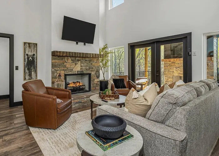 Hot Tub • Pizza Oven • Sleeps 12 • Game Room• Pets