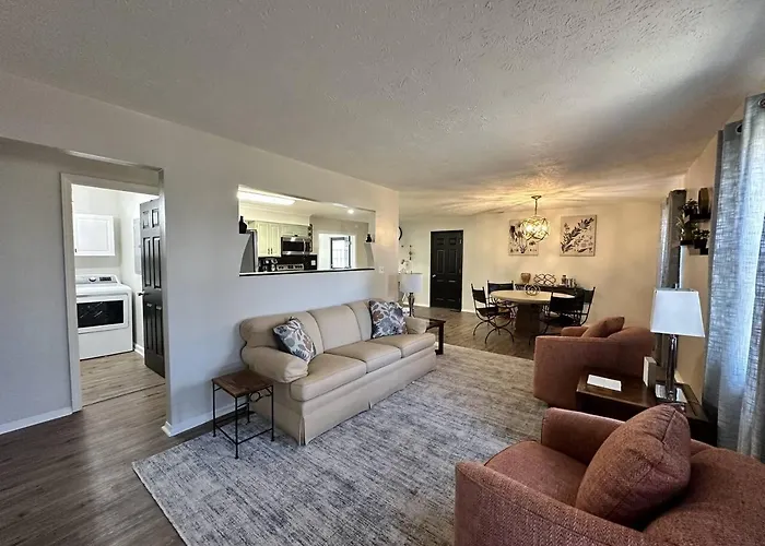 4Br Modern Ranch | Sleeps 8 | Fenced Yard