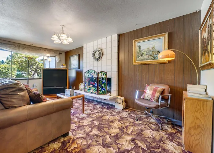 Private Yard & Patio! Pet-Friendly Lynnwood Home