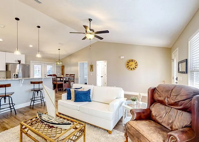 Sunlit Dog-Friendly Gulf Retreat With Patio W&D - Moments From Beaches & Parks