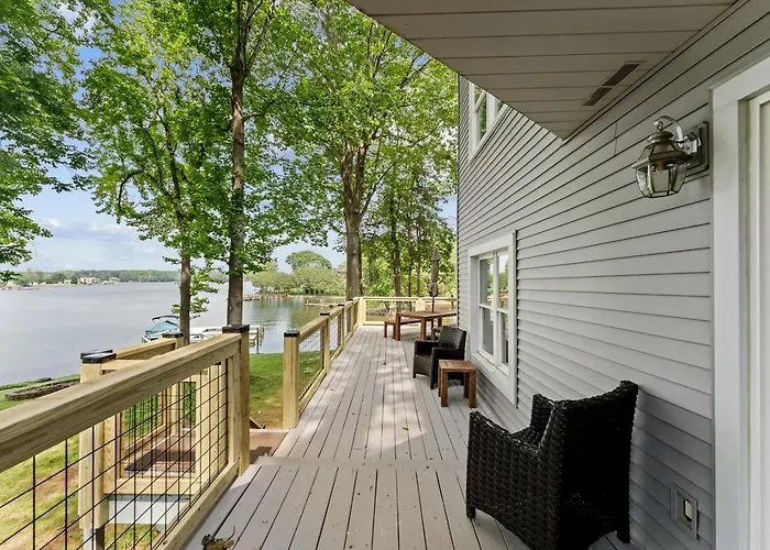Secluded Luxury Lakeside Retreat With Private Shoreline Near Charlotte, Lake Norman North Carolina