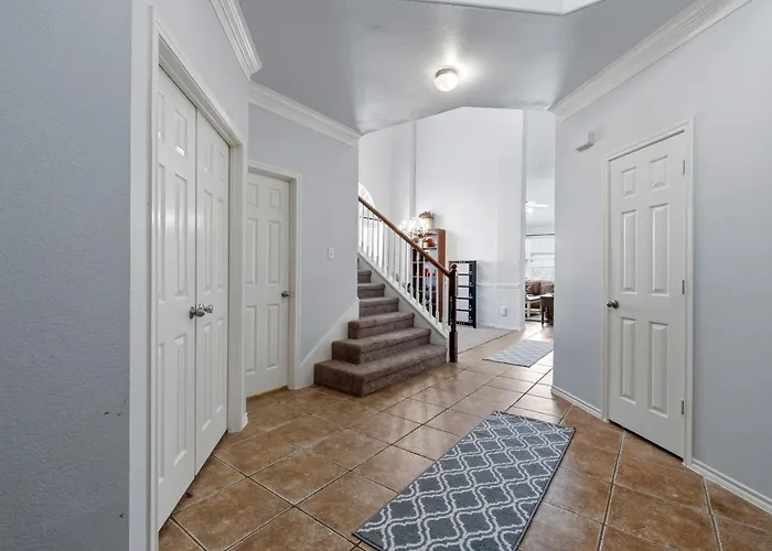 Spacious Mansfield Masterpiece - 4 Bedrooms