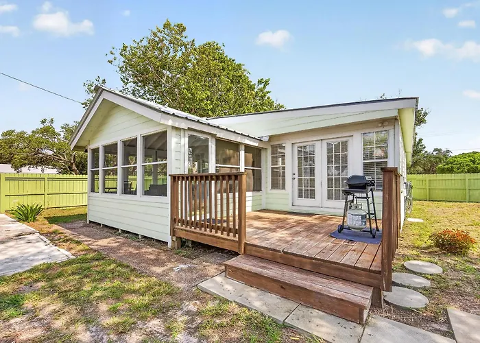One More Cast Coastal House With Fenced Yard And Screened Porch Near The Ocean