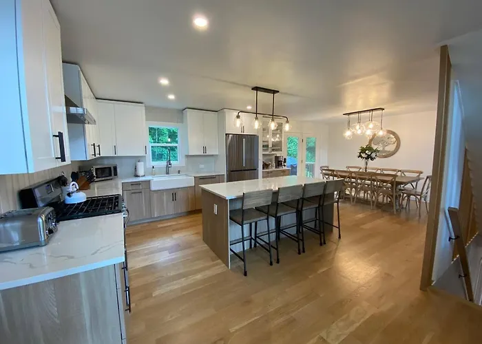 Catskill Mt Retreat: Vineyard Views & Hot Tub- 8Br - Holiday Home