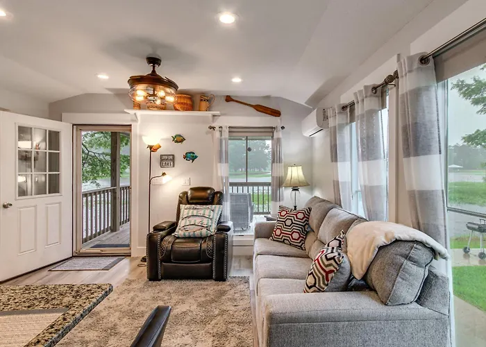 Waterfront Couples Retreat W/ Views In Andalusia!