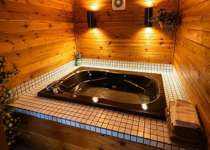 Room 30-1 Queen Jacuzzi Suite-Woodland Motor Lodge
