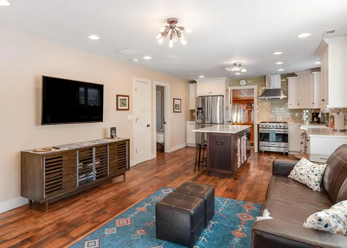 Remodeled, Dog-Friendly Cabin In Heart Of Downtown With Patio