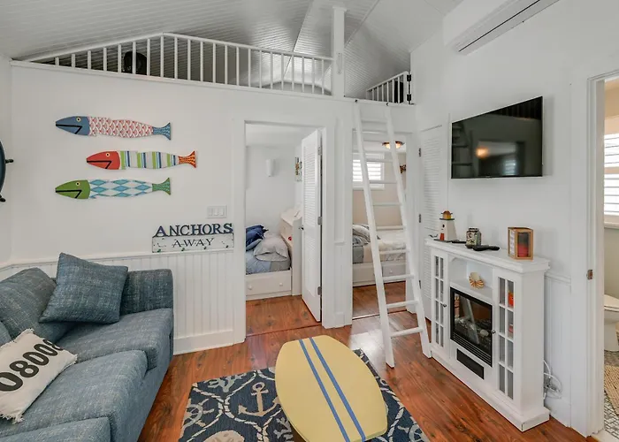 Walk To Bay Village, Beaches & More! Cozy Cottage