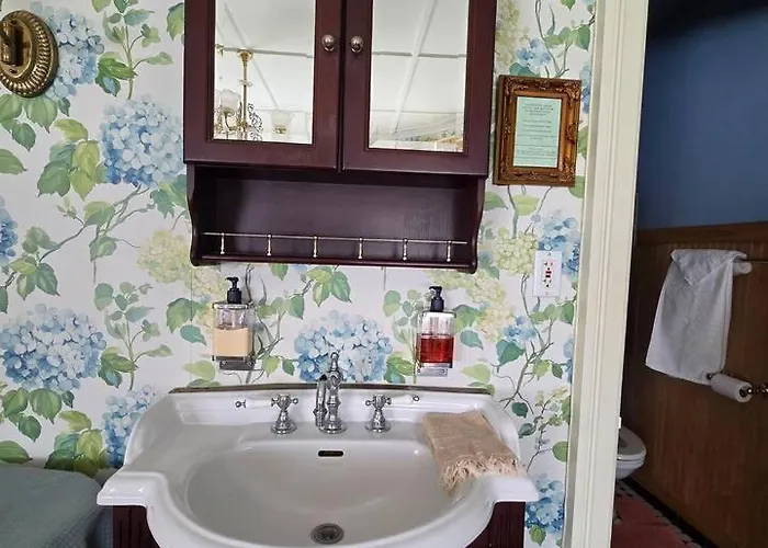 Hydrangea Room W Private Bath @ Botsford Briar Inn