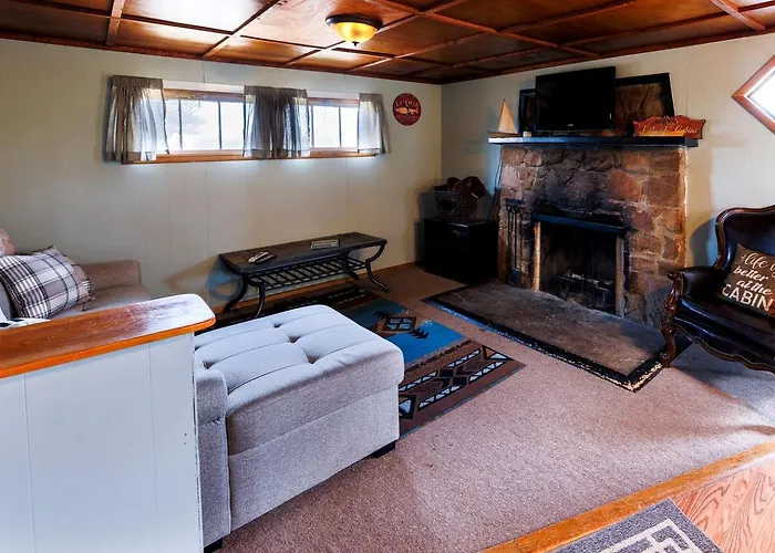 Historic Log Cabin With Fireplace And Mountain Views, Perfect For A Weekend Getaway To Red Lakes, Company