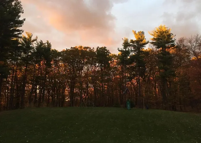 Country Escape On 3 Acres With Big Backyard, Wet Sauna, Projector