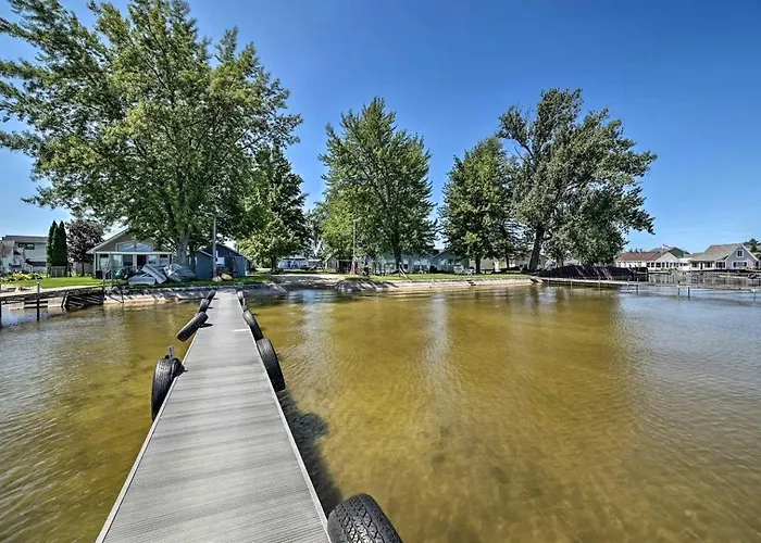 Waterfront Cabin With Kayaks, Dock & Fire Pit In Houghton Lake, Michigan