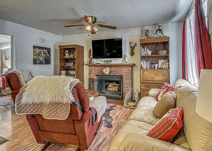 Walk To Dtwn Cloudcroft! Cozy Mtn Cabin W/ Hot Tub