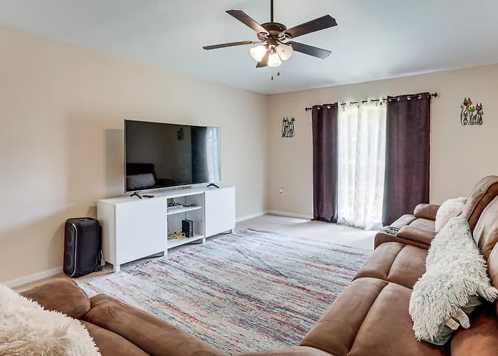 Spacious 4Br Home In Deltona W/ Screened Porch!