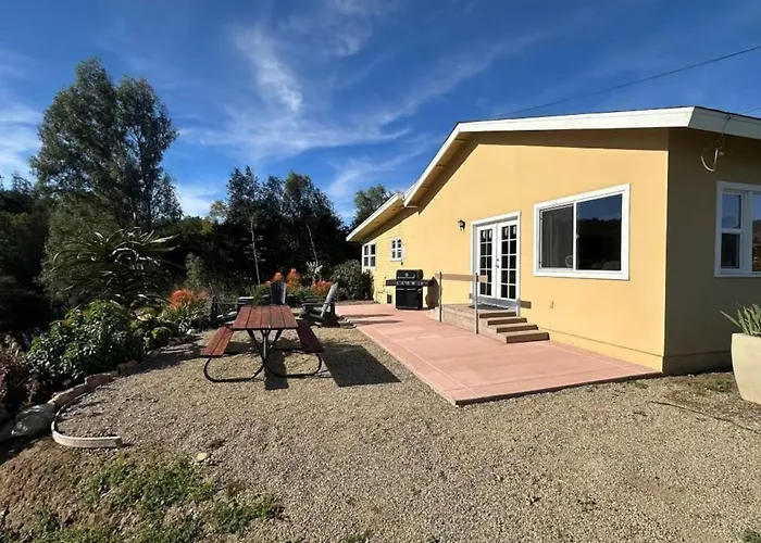 10 Acre Wine Farmhouse • Patio • Fire Pit • Grill