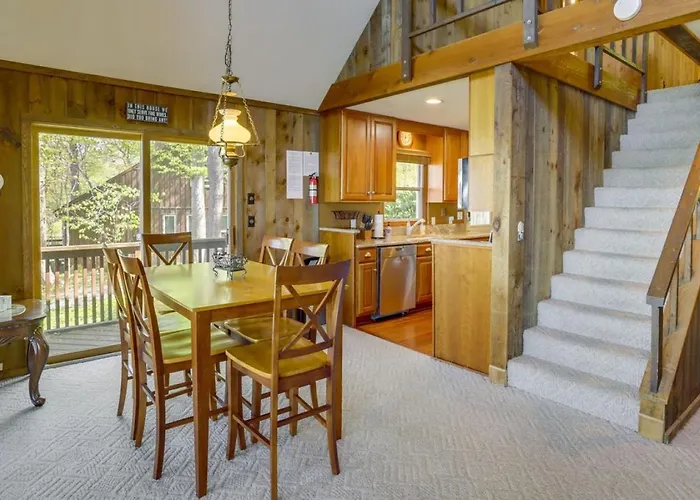 Lake View Cottage With Deck And Beach Access