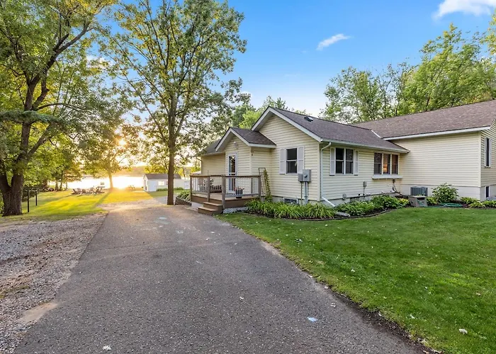 Lakefront Hot Tub Retreat W/ Mega Arcade
