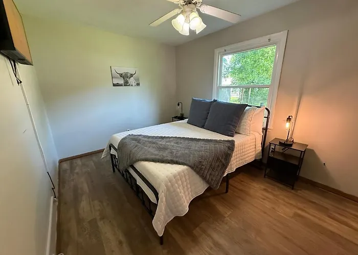 Charming 3 Bedroom Near Shopping Extended Stays Welcome